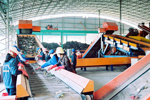 Hà Nội: Tránh tái diễn việc tự ý ngăn chặn xe chuyển rác vào khu xử lý Xuân Sơn ảnh 1
